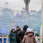 Visitors-take-pictures-of-an-ice-sculptu