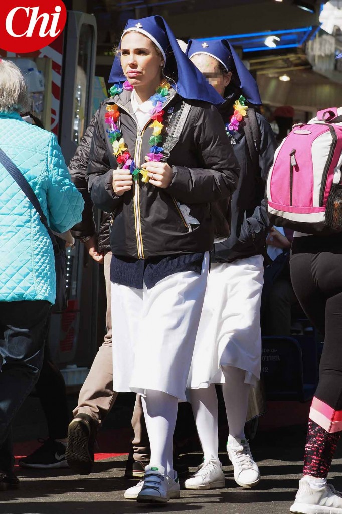Ilary Blasi vestita da suora a Lourdes
