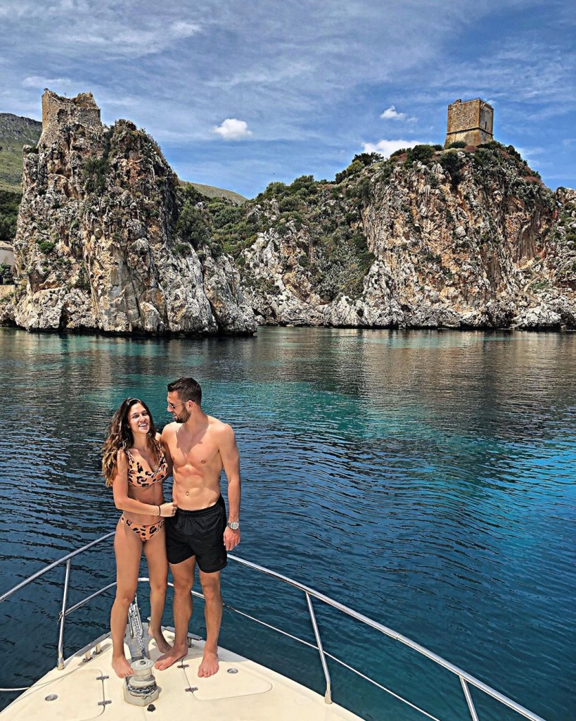 De Vrij e la fidanzata in Sicilia