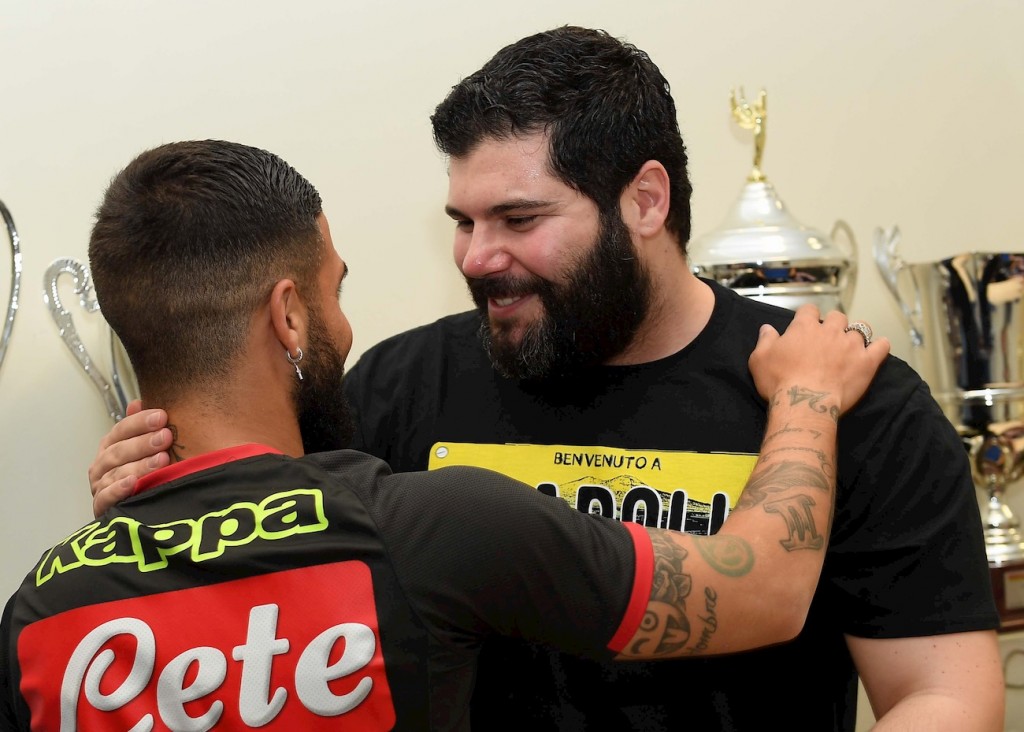 Insigne abbraccia l'attore di Gomorra