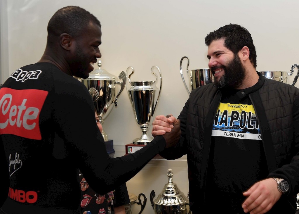 Stretta di mano tra Koulibaly e Salvatore Esposito