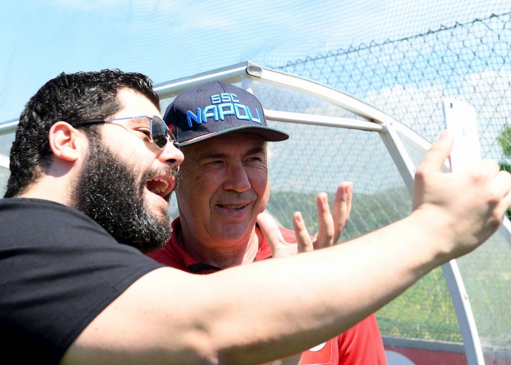 Salvatore Esposito a Castel Volturno - selfie con Carlo Ancelotti