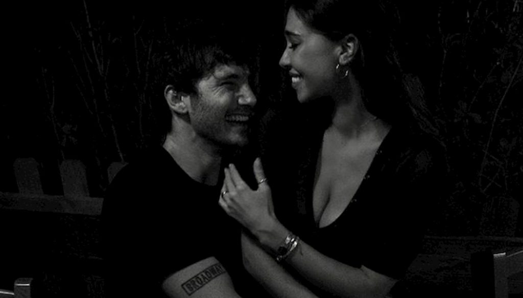 belen e stefano de martino sorridono
