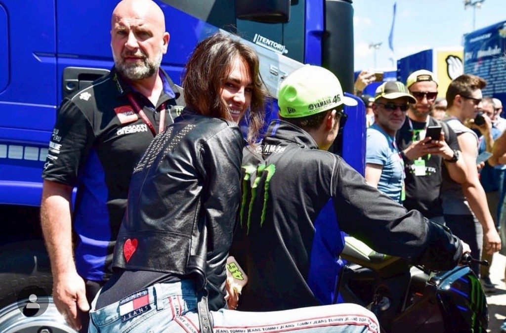 Francesca Sofia Novello in sella alla moto di Rossi