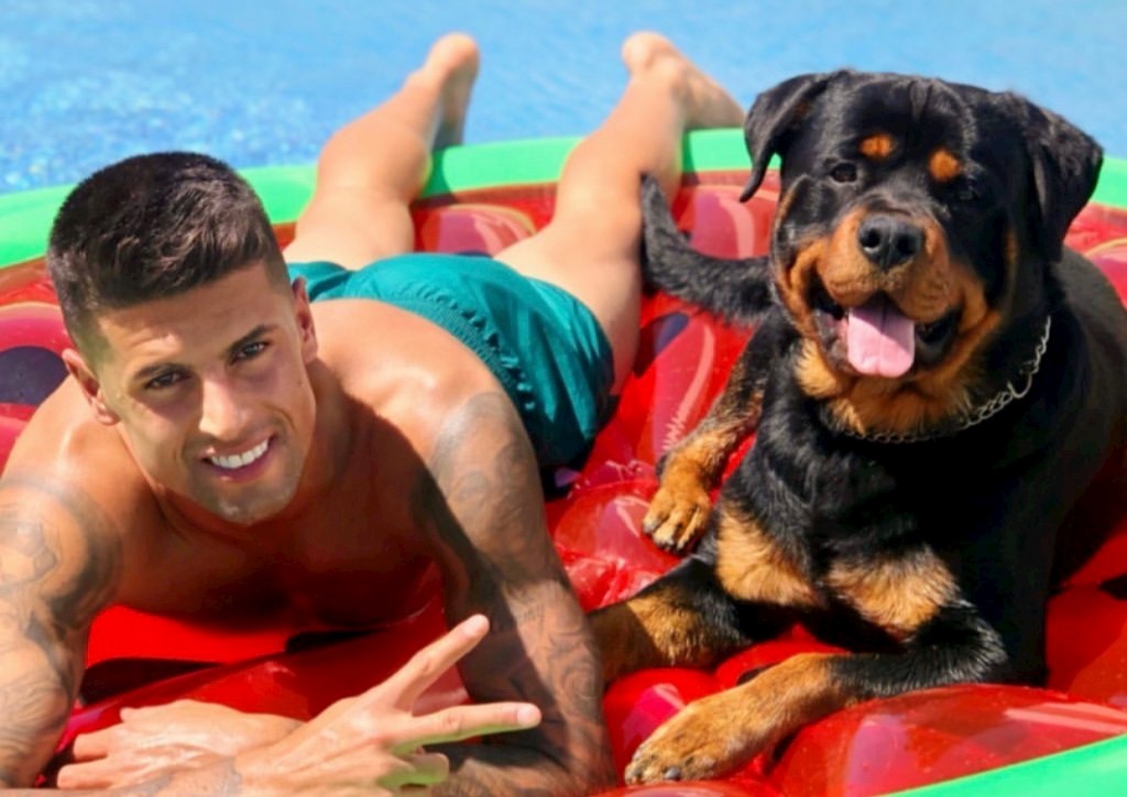 Joao Cancelo con il suo cane in piscina
