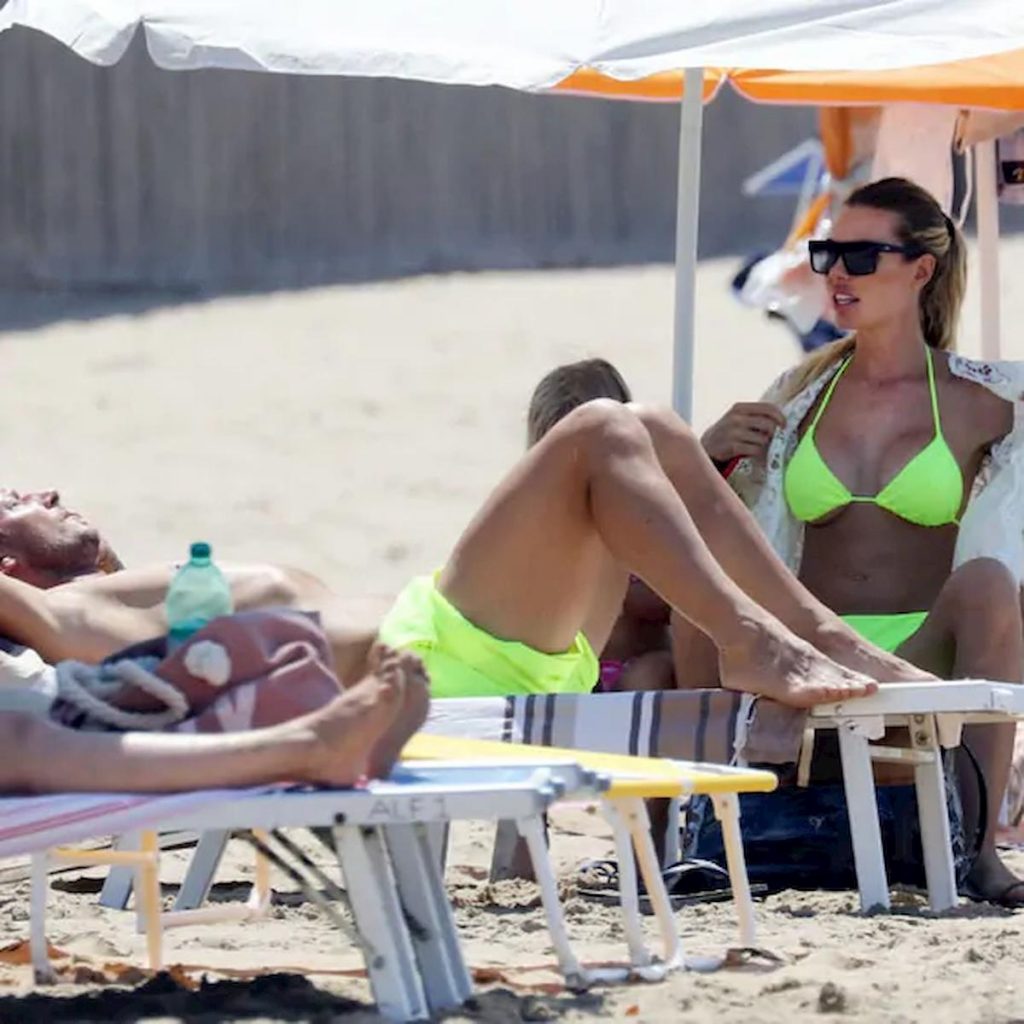 ilary-blasi-con-bikini-fluo-in-spiaggia