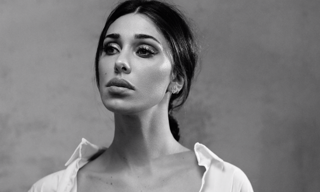 Belen Rodriguez, il "ritratto" è super hot: il topless della showgirl manda in tilt il web