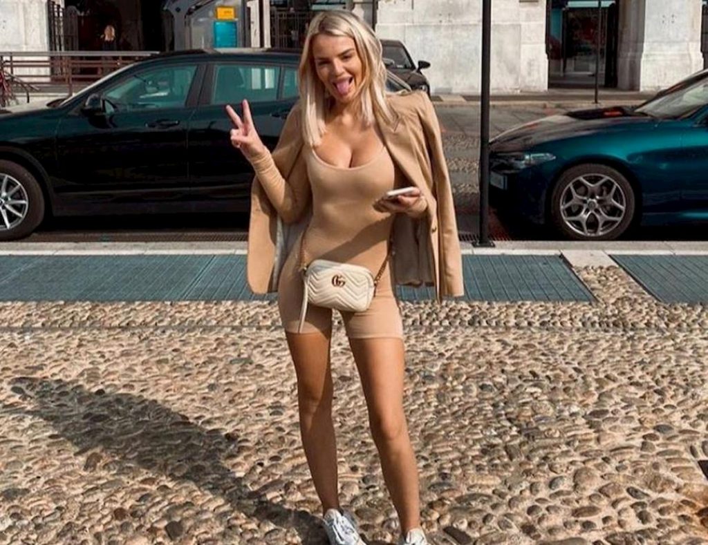 chloe-sanderson-a-milano-in-treno-con-santon-ecco-il-suo-sexy-look