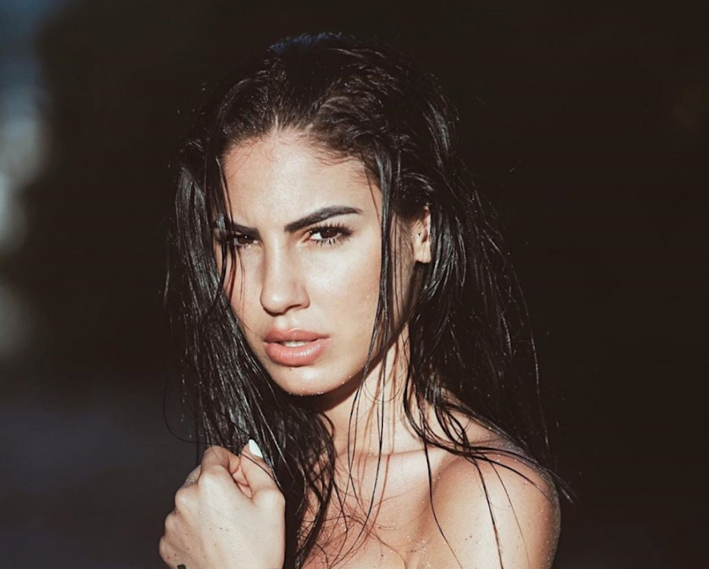 giulia-de-lellis-top-less