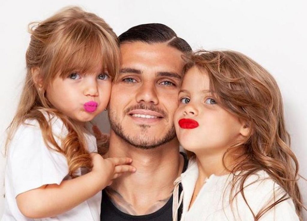social-icardi-si-mette-in-posa-con-le-due-figlie-le-mie-regine
