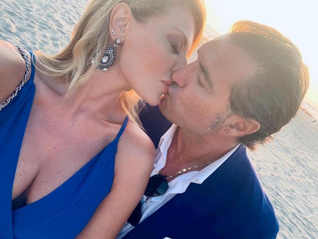 va a gonfie vele l'amore tra Manila Nazzaro e Amoruso