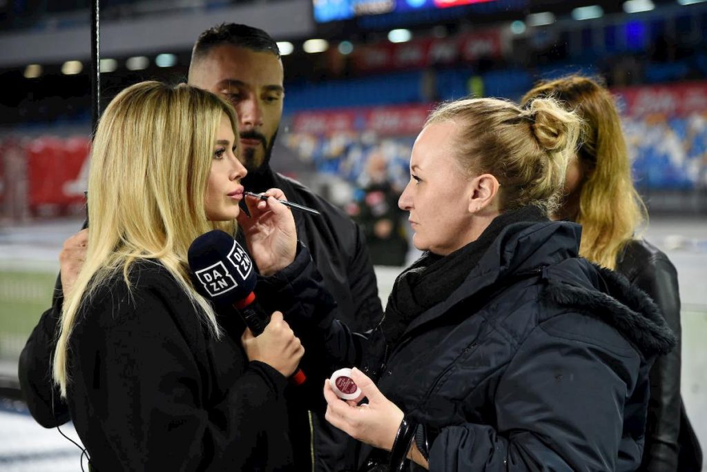 diletta-leotta-vince-in-total-black-incanta-i-tifosi-al-san-paolo