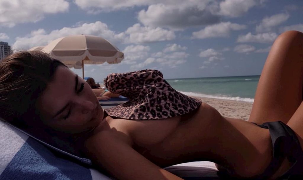 Emily Ratajkowski senza veli