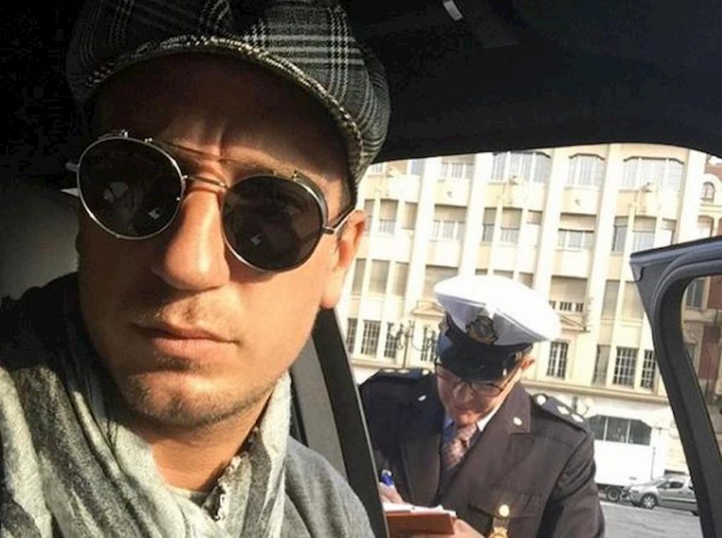maxi-lopez-arriva-la-multa-vigile-appunta-targa-selfie