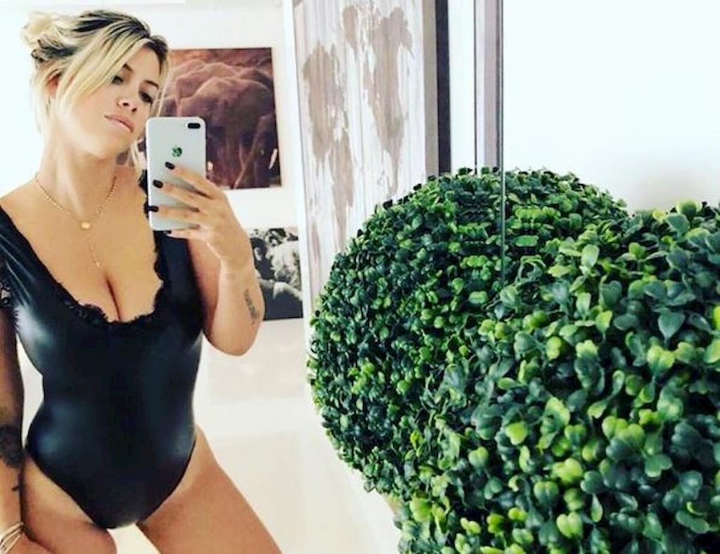 wanda-nara-sexy-body-specchio-commento-sibillino-mamma