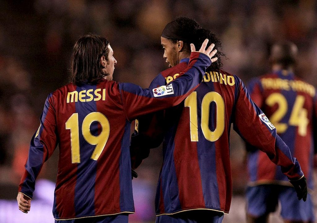 messi-aiuta-ronaldinho