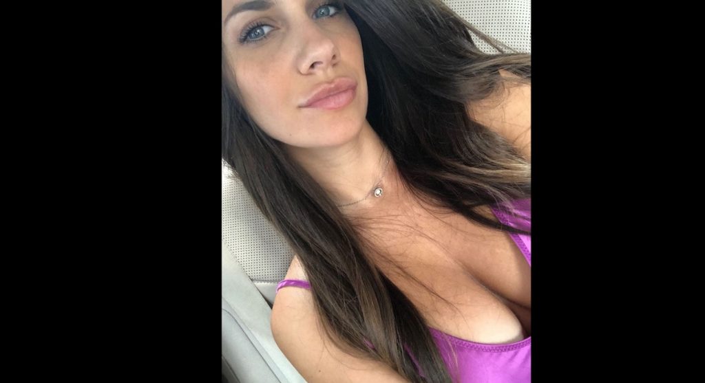 alis-rodriguez-scatto-sexy-rosa