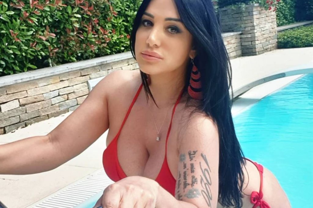 marika-fruscio-piscina