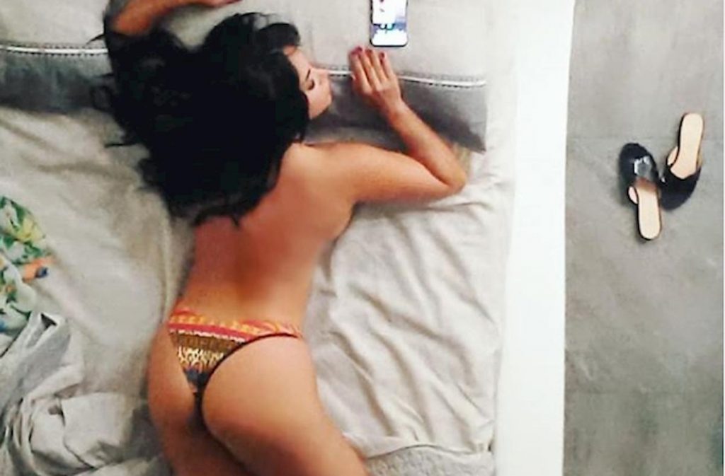 fruscio-nudo-letto