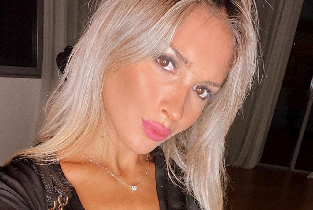 agustina-selfie-decollete