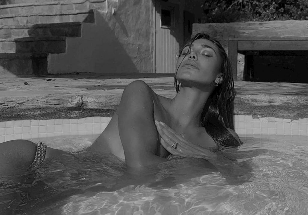 belen-topless-piscina
