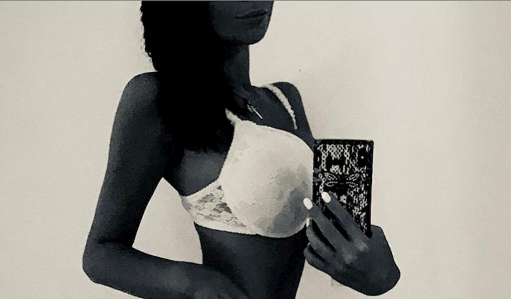 erijona-selfie-lingerie