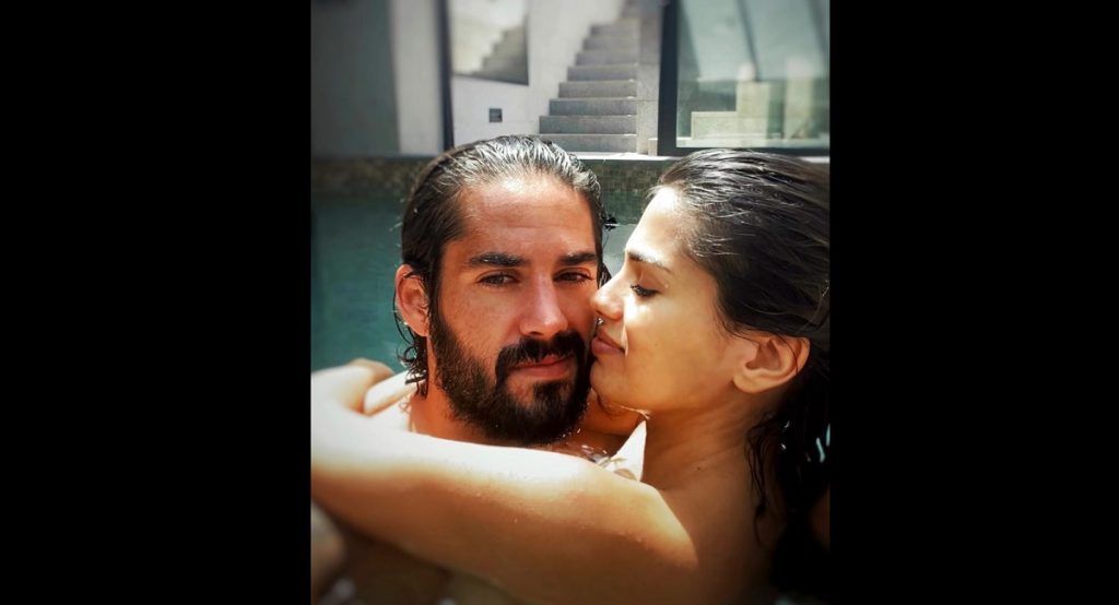 isco-sara-sexy-piscina