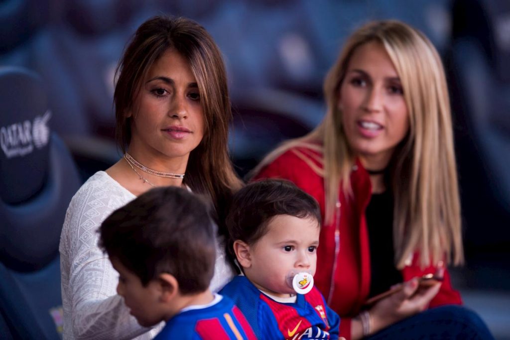 moglie-messi-saluta-lady-suarez