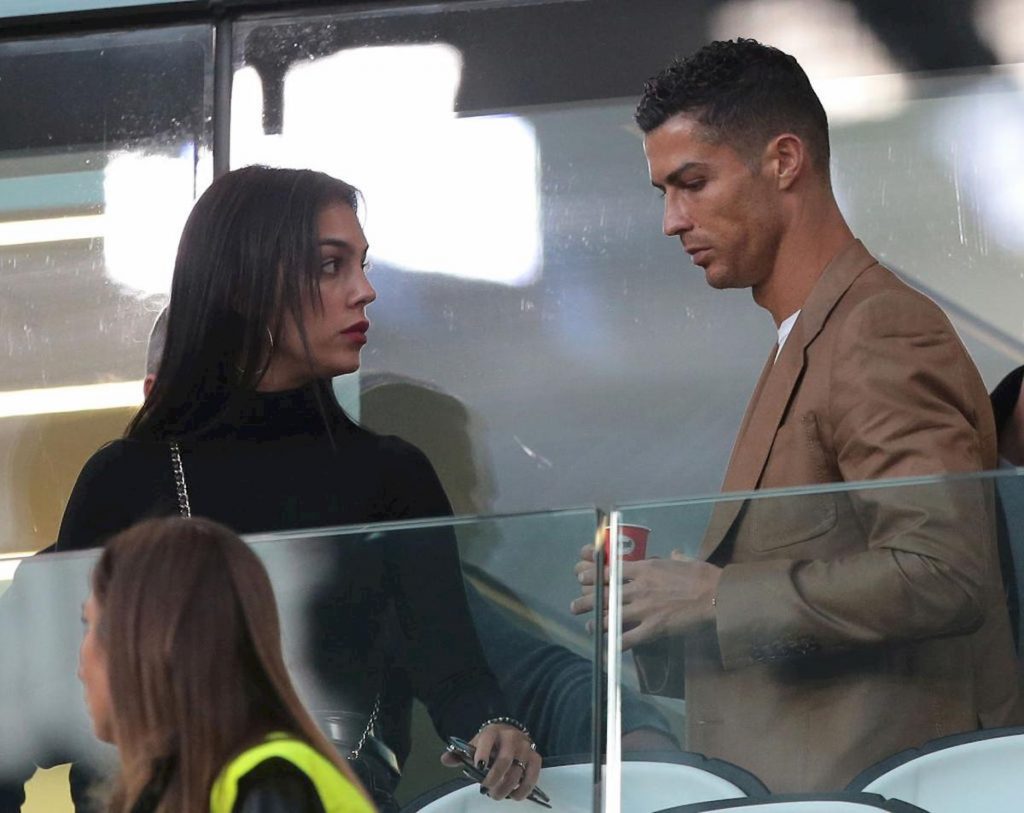 furto-in-villa-cr7-portata-via-anche-maglia-juve-in-casa-cerano-la-madre-e-il-fratello-hugo