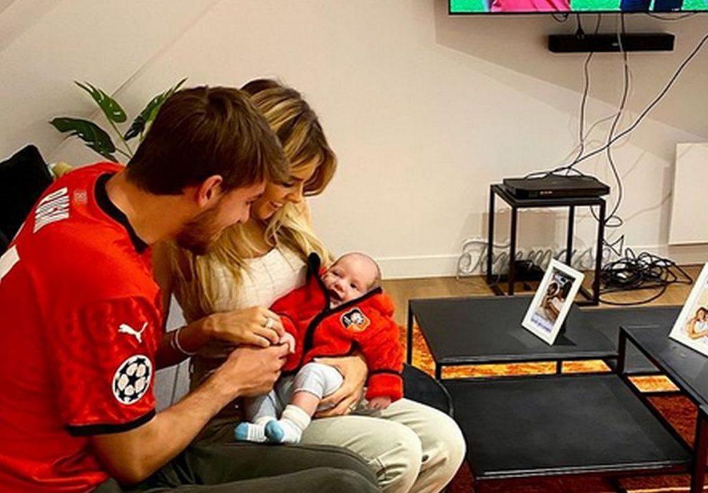 rugani-e-michela-persico-famiglia-al-completo-davanti-alla-tv