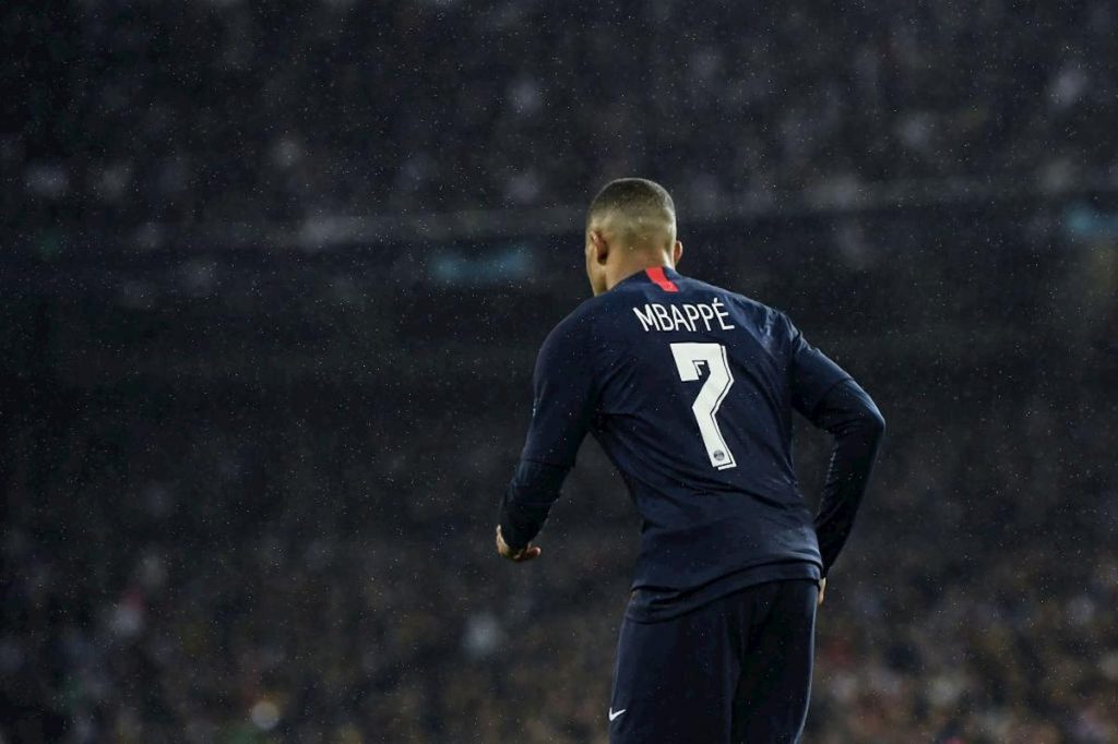 mbappe-cambia-look-il-colore-scelto-per-i-capelli-lascia-i-follower-e-i-compagni-perplessi