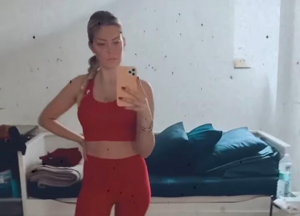 costanza-specchio-outfit-sexy