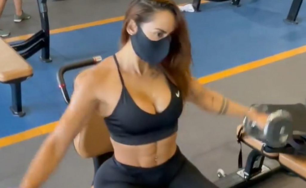 isaza decolleté hot