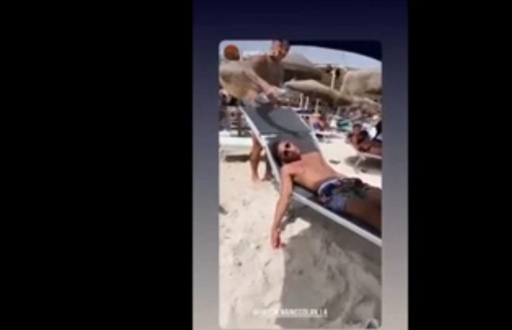 nainggolan-scherzo-amico-spiaggia