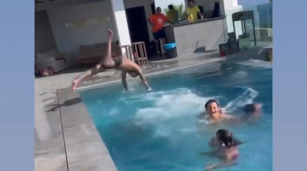 neymar tuffi piscina