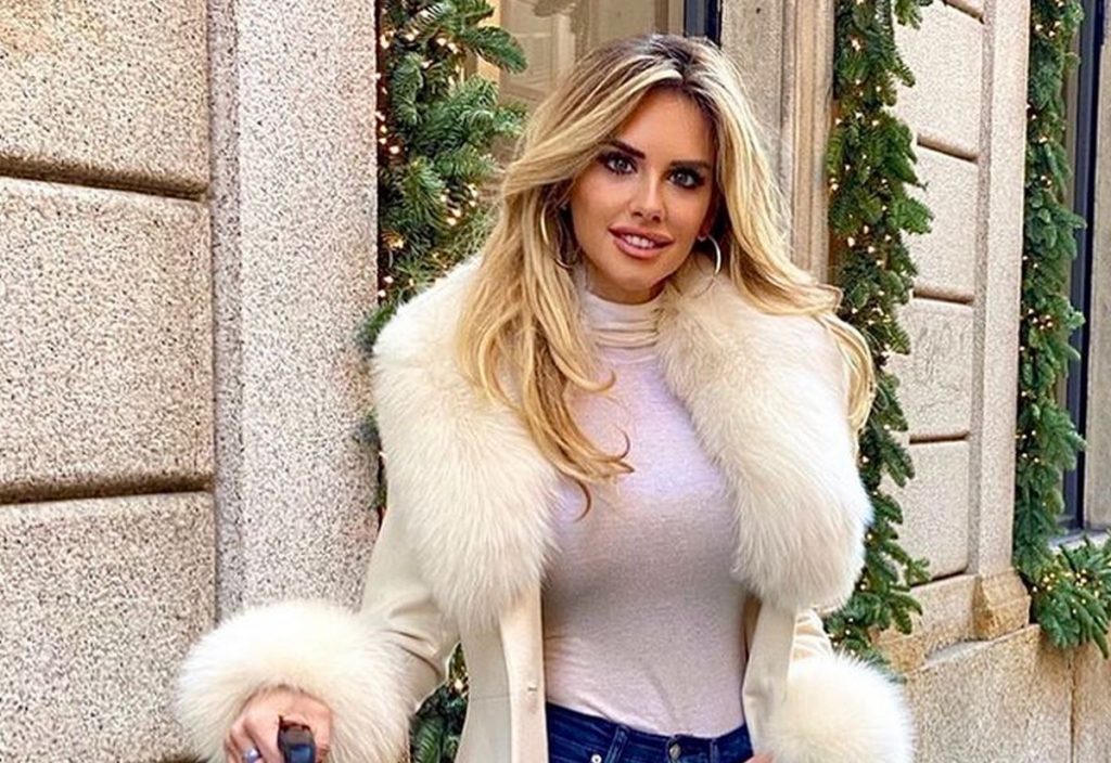 Michela Persico ragazza con la valigia