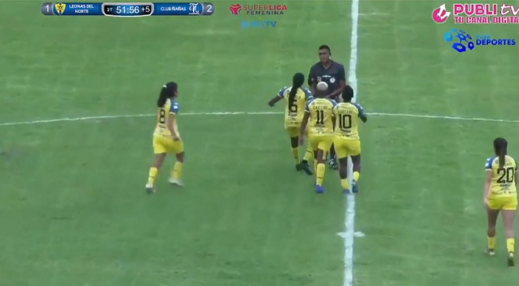 calciatrice calcio arbitro