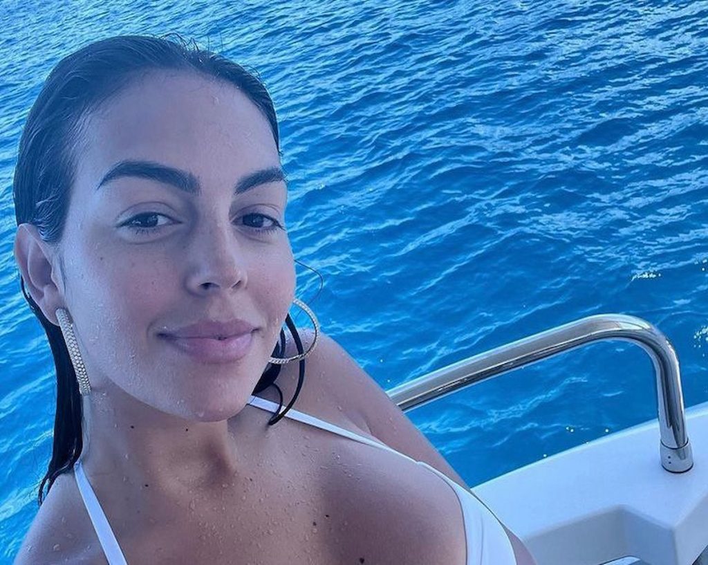georgina-sfoggia-bikini