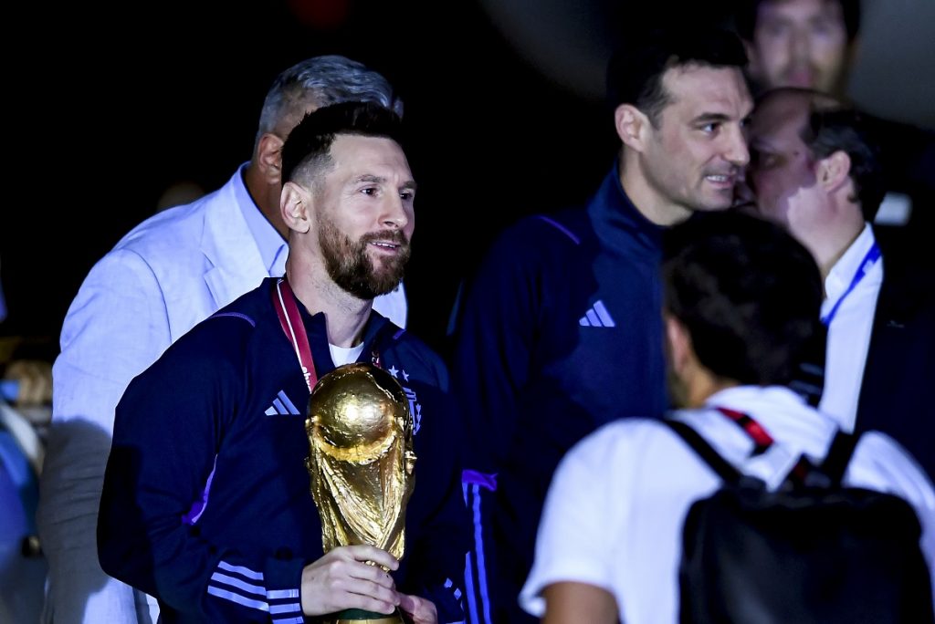 Lionel Messi con la Coppa del Mondo in mano