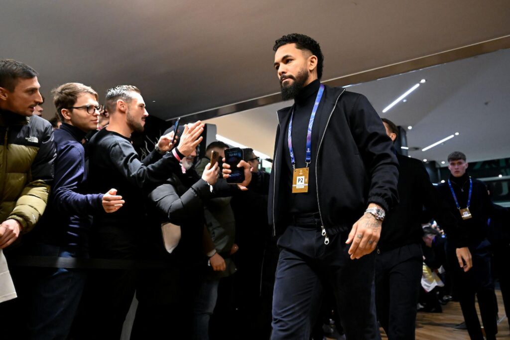 Douglas Luiz (2)