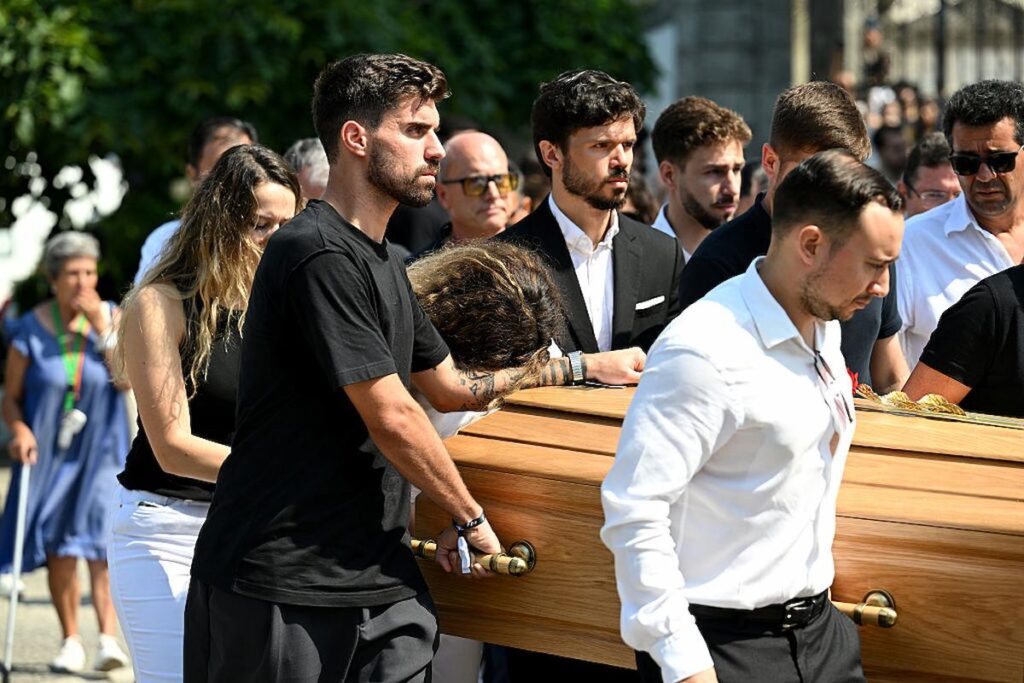 ruben neves e la moglie di diogo jota ai funerali del giocatore