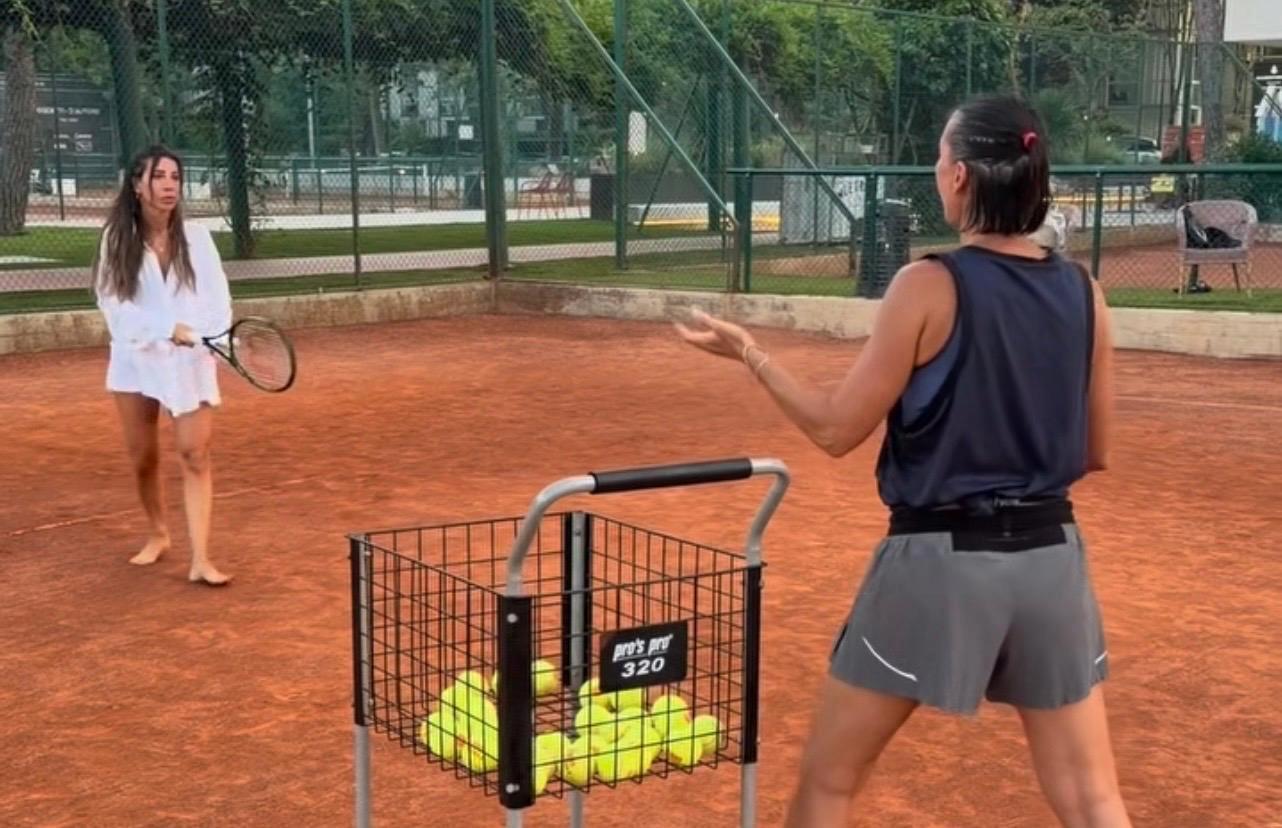 VIDEO / La moglie di Danilo D'Ambrosio a lezione di tennis: la coach è Flavia Pennetta