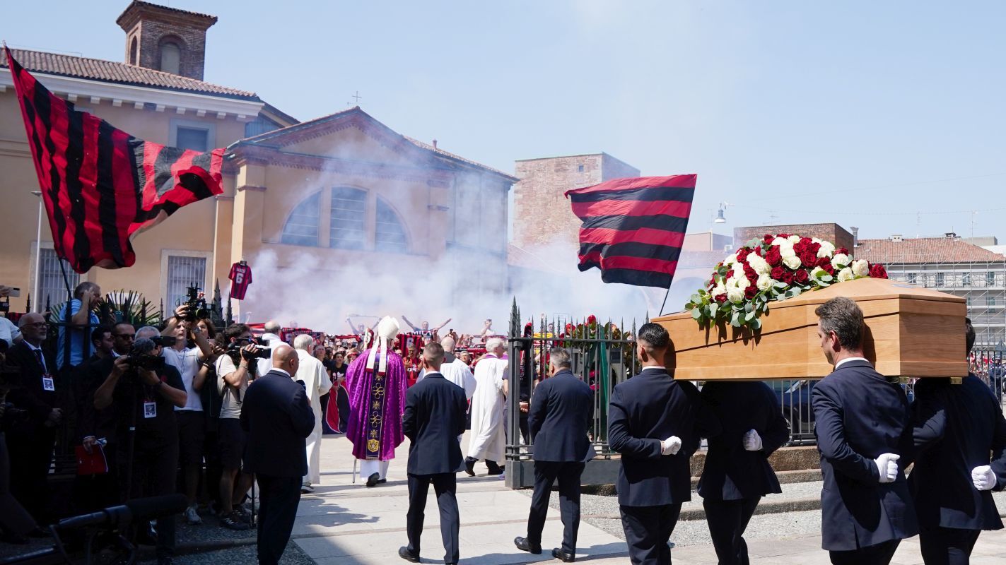 Tifosi, ex compagni di squadra e avversari: in migliaia a Milano per il funerale di Franco Baresi