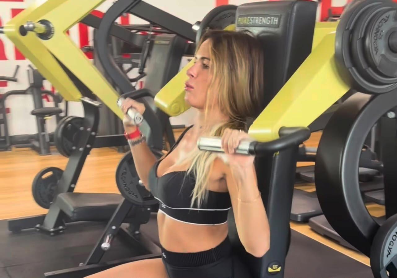 VIDEO / La moglie di Acerbi non rinuncia alla routine in palestra