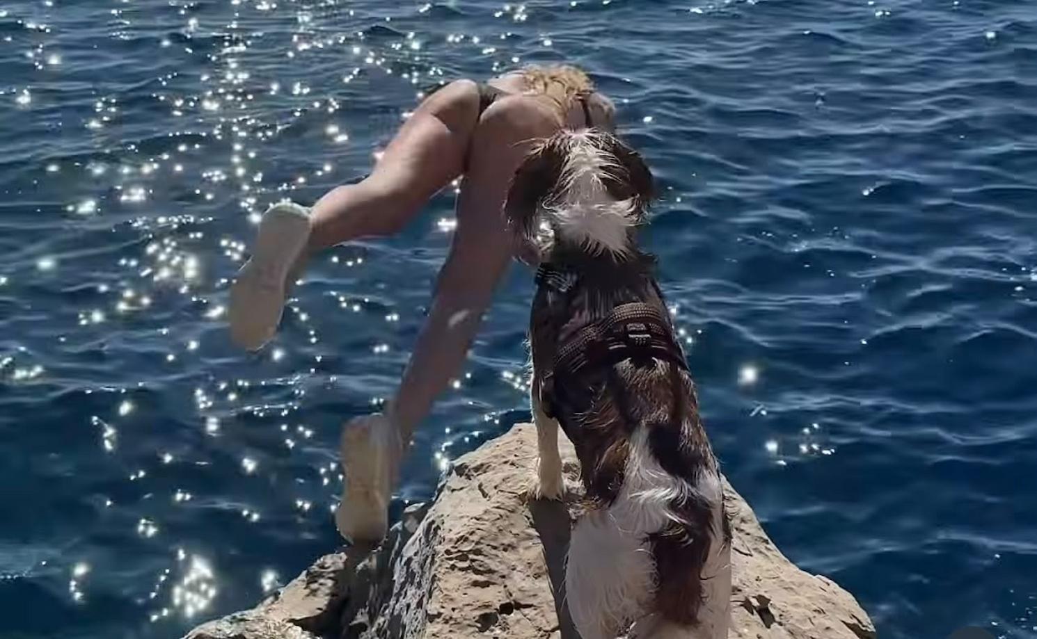 VIDEO / Lindsey Vonn si gode l'ultimo mare: tuffi dallo scoglio con uno spettatore