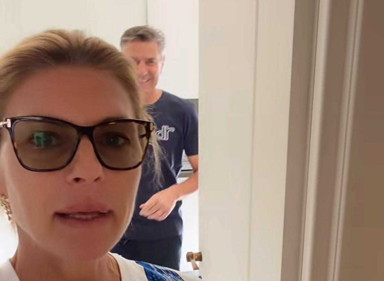 VIDEO / Siparietto in casa Colombari-Costacurta: "Prima mi chiedi di farti le foto, poi..."