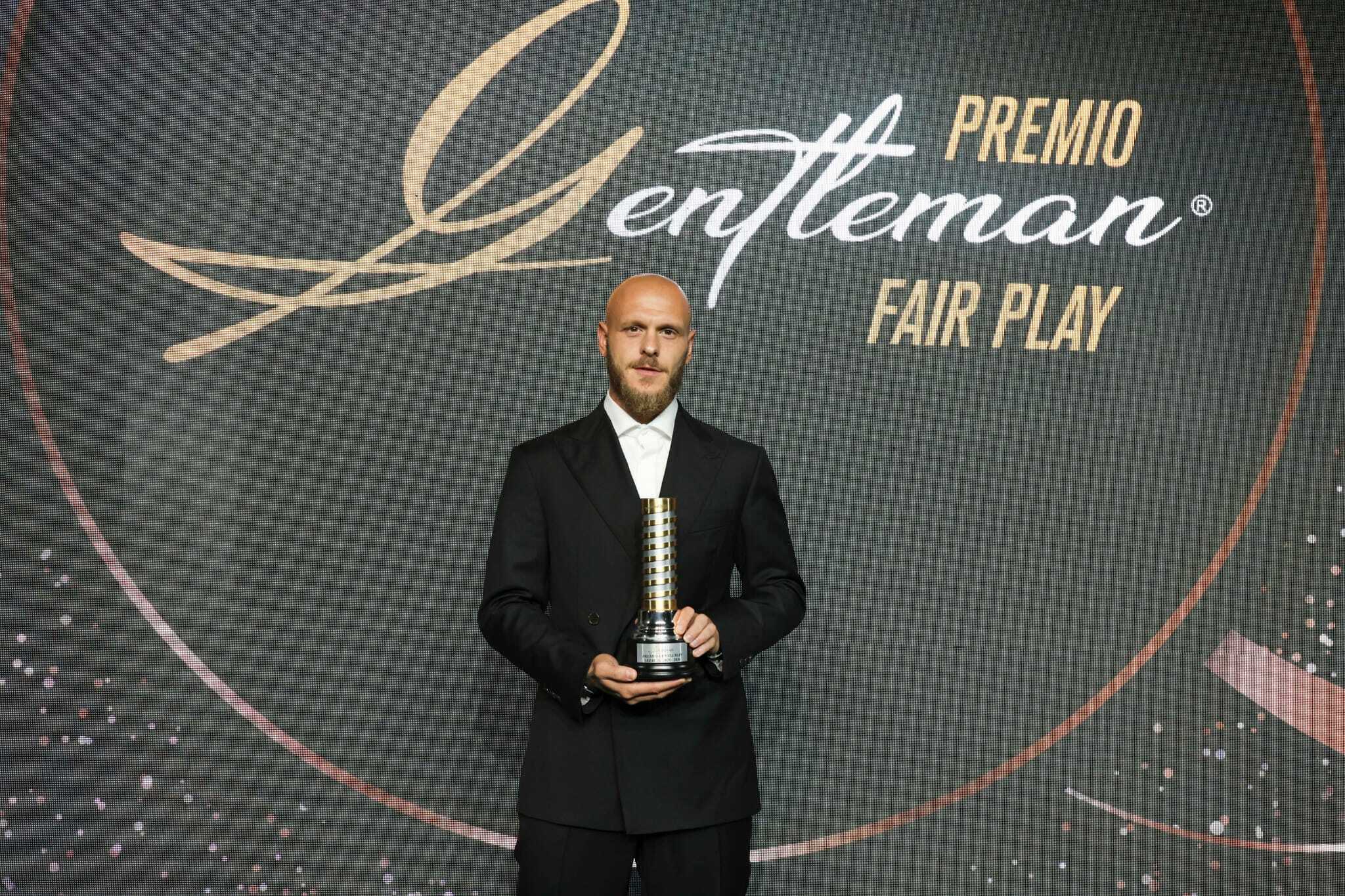 VIDEO / Premio Gentleman FairPlay a Dimarco: "Scudetto o Champions? Non si sceglie"