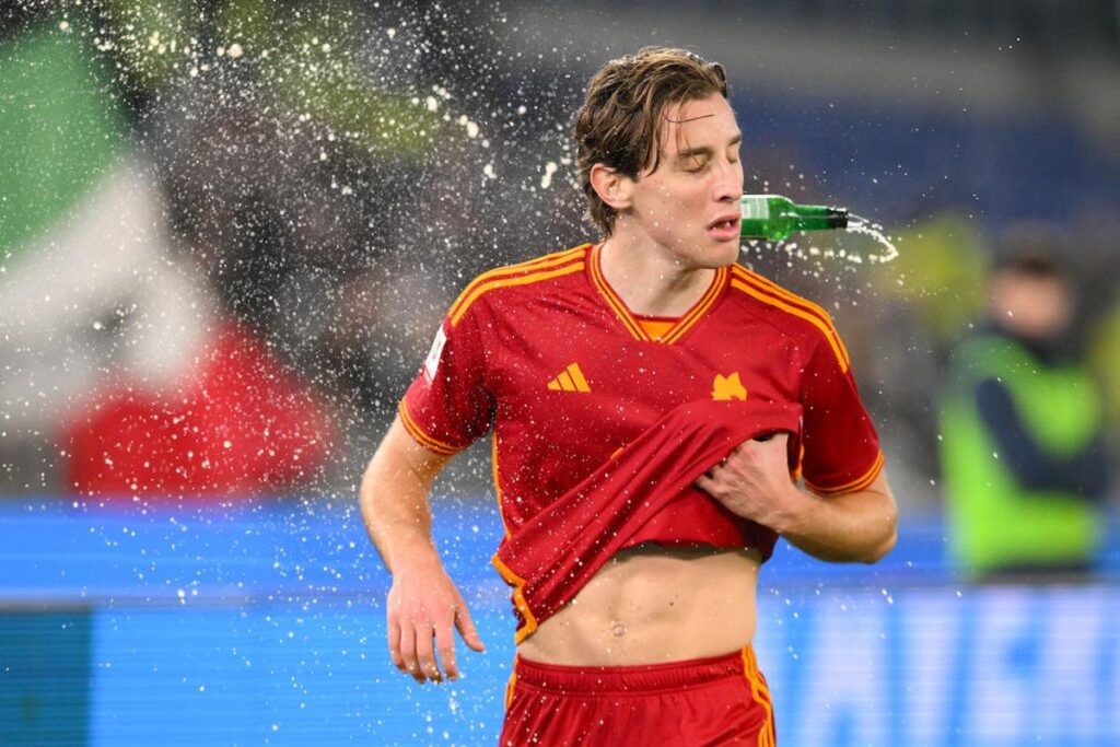 bove lazio roma coppa italia colpito da una bottiglia
